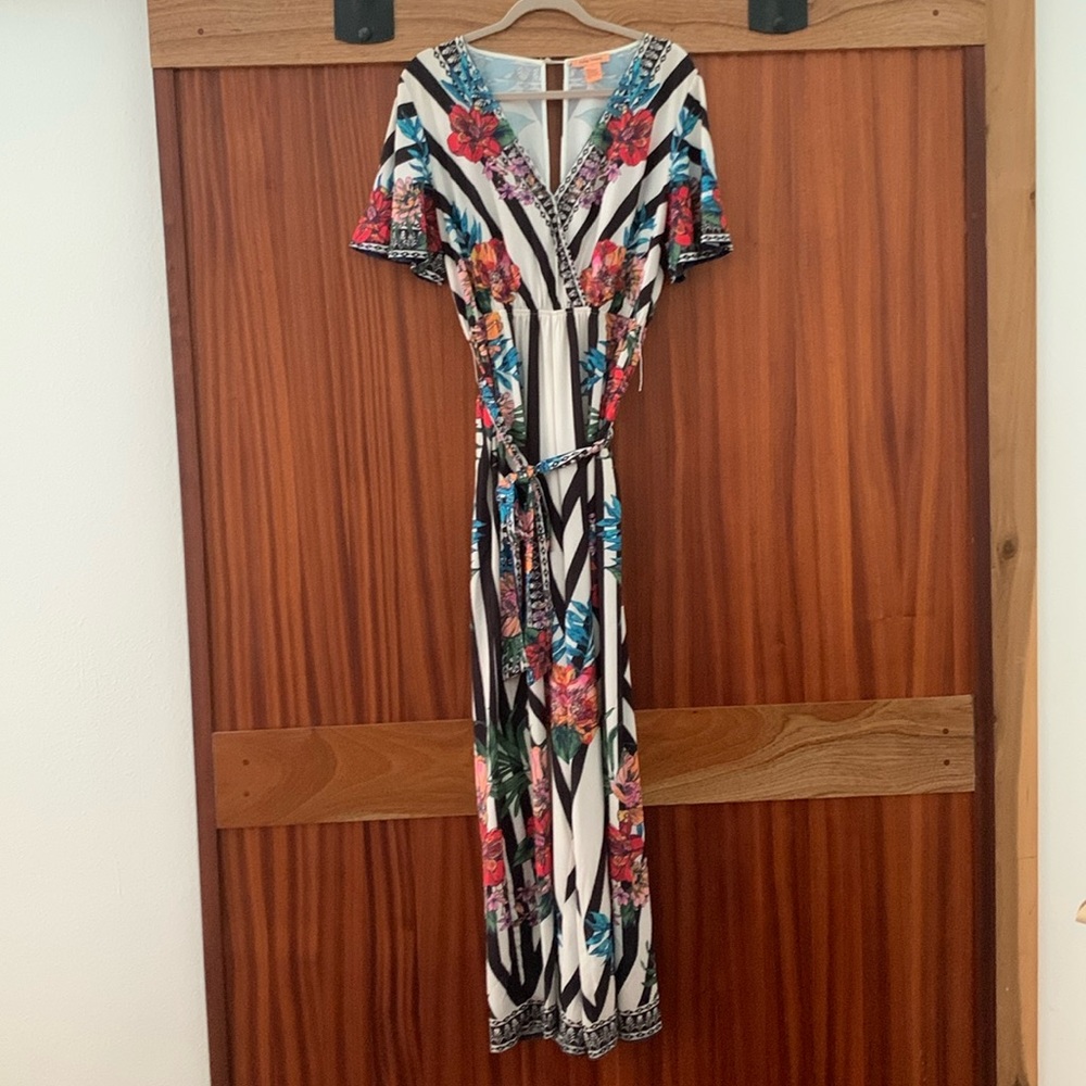 Lightweight jumpsuit with geometric and floral print.